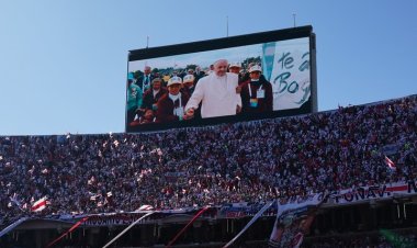 Emotivo minuto de silencio por el papa Francisco antes del Superclásico en el Monumental