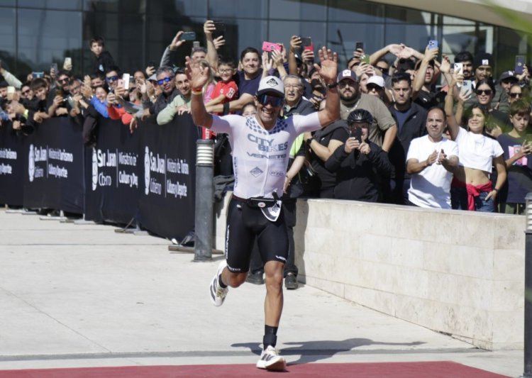 Fiesta total con el Ironman en San Juan ante una multitud