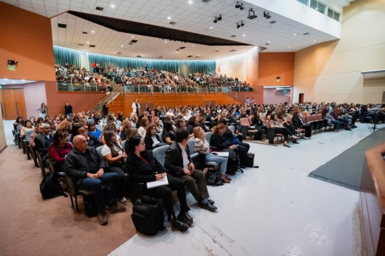 Educación está capacitando a casi 2.000 docentes para fortalecer la alfabetización