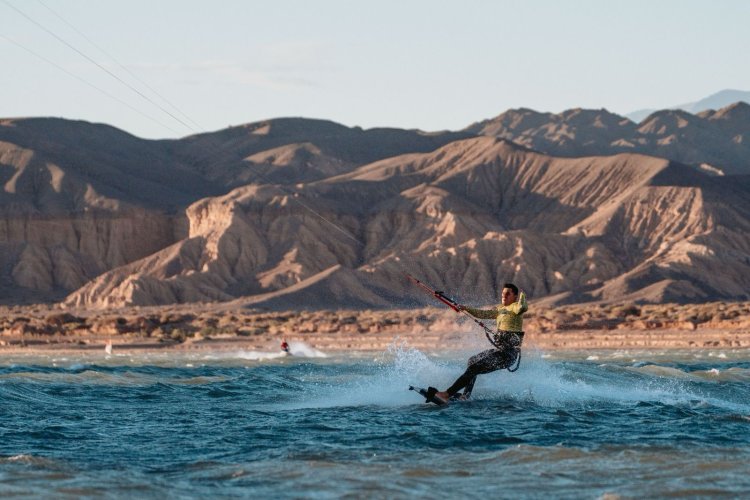 Más de 50 kitesurfers de todo el mundo se preparan para competir en las aguas de Cuesta del Viento
