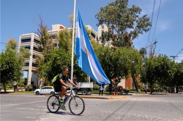 El gobernador Orrego decretó 7 días de duelo provincial por la muerte del Papa Francisco