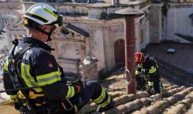 Instalaron la chimenea que anunciará al nuevo Papa en la Capilla Sixtina