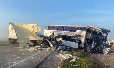 Tragedia: choque entre un micro y un camión dejó al menos cuatro muertos