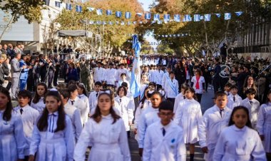 Una Multitud participó del desfile del los 215 años de la Revolución de Mayo