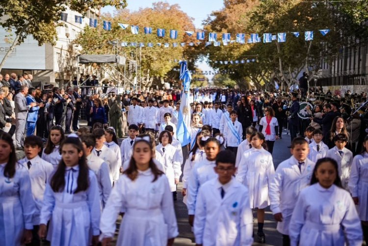 Una Multitud participó del desfile del los 215 años de la Revolución de Mayo