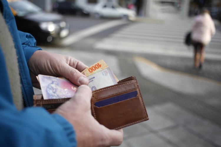 El salario mínimo volvió a caer en abril, según informe de la UBA