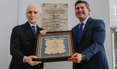 Orrego distinguió al tenor José Carreras como huésped de honor en el Teatro del Bicentenario
