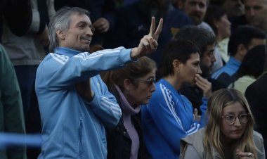Cuánto cuesta la campera retro con los colores de Racing que usó Máximo Kirchner en Parque Lezama?