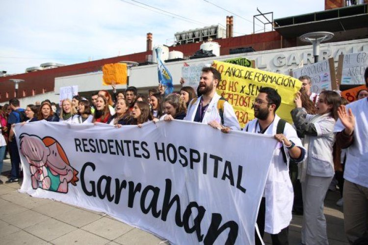 El Gobierno aumentó los salarios a residentes del Garrahan para desactivar el conflicto