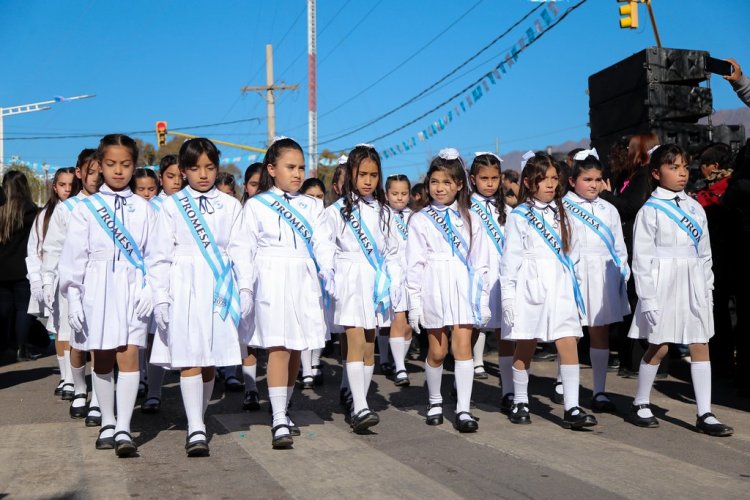 Promesa a la Bandera: unos 200 estudiantes participaron del acto central en Zonda