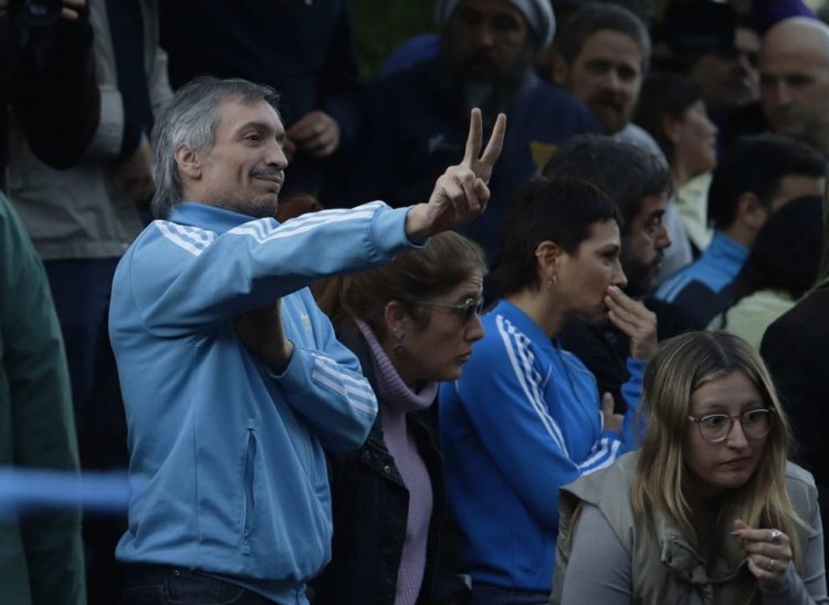 Cuánto cuesta la campera retro con los colores de Racing que usó Máximo Kirchner en Parque Lezama?