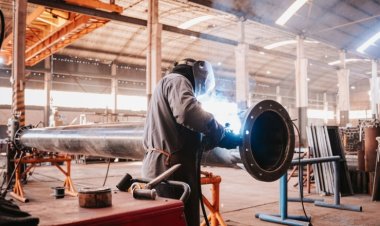 Cómo se construyen los monopostes solares que transformarán la Circunvalación