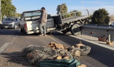 Accidente en Circunvalación: Camioneta con leña perdió el control y provocó caos vial