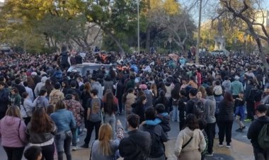 Locura en la Plaza 25 por Peter Regalos