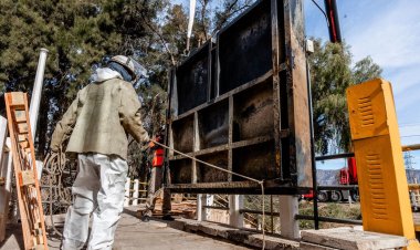 Imponente operativo para extraer y reacondicionar las compuertas del Dique San Emiliano