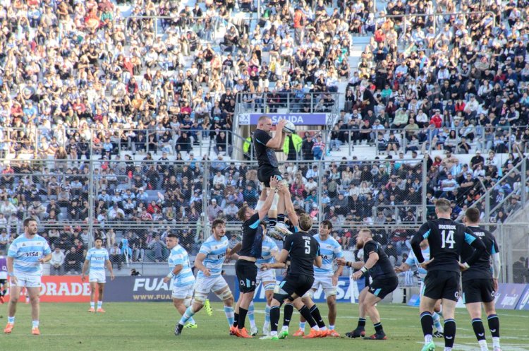 Los Pumas no pudieron con Inglaterra en San Juan