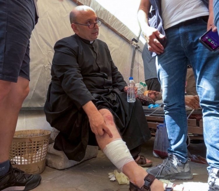Israel bombardeó la única iglesia católica de Gaza y resultó herido el cura argentino