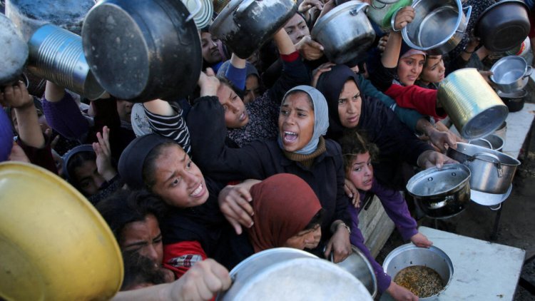Los palestinos siguen muriendo de hambre y asesinados mientras buscan comida en Gaza