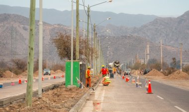 La obra en la Avenida Ignacio de la Roza suma luminarias LED y cordón cuneta