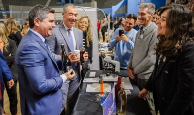 Orrego recorrió la muestra con la oferta académica de Educación Superior