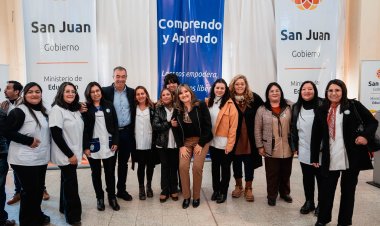 Un centenar de docentes de Calingasta recibió sus notebooks