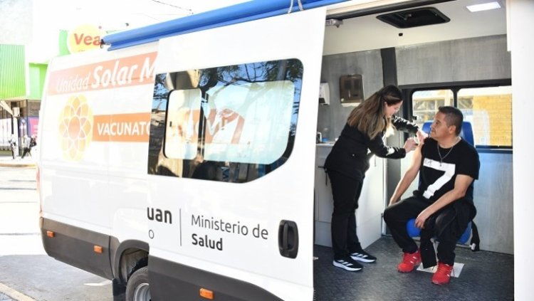 El vacunatorio móvil se encuentra en la Plaza 25 de Mayo