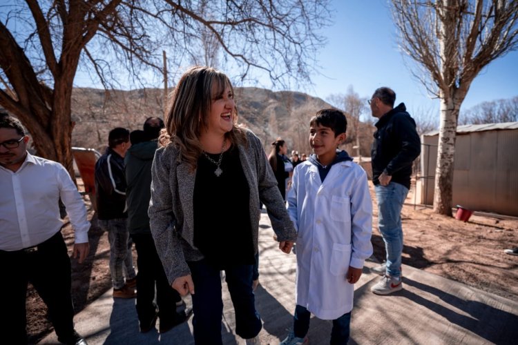 Reabrieron la escuela en Gualcamayo y por primera vez una ministro de Educación visitó el paraje