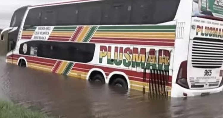 Tormenta de Santa Rosa: un micro quedó varado en la Ruta 5 y rescataron a 40 pasajeros en lancha