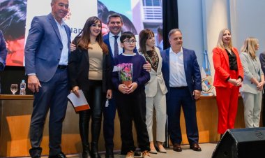 Orrego encabezó la entrega de llaves de viviendas y escrituras a familias de distintos departamentos