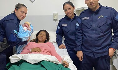 Policías héroes: ayudaron a una caucetera a tener su bebé
