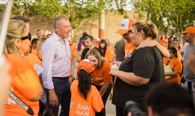Los candidatos del Frente Por San Juan caminaron junto a vecinos de Chimbas