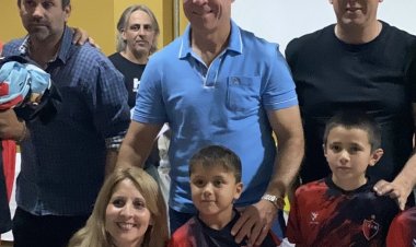 Entrega de camisetas a los participantes del programa Construyendo Valores