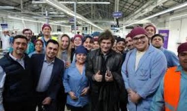 Javier Milei en Tierra del Fuego: visitó reconocida fábrica y saludó a trabajadores