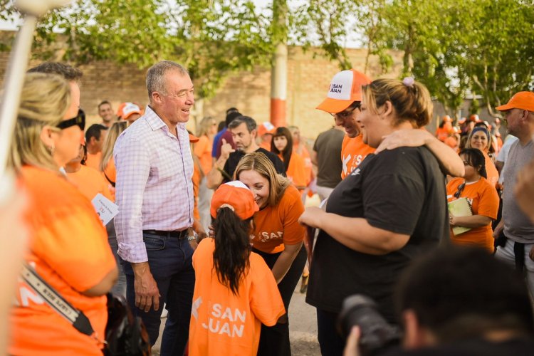 Los candidatos del Frente Por San Juan caminaron junto a vecinos de Chimbas