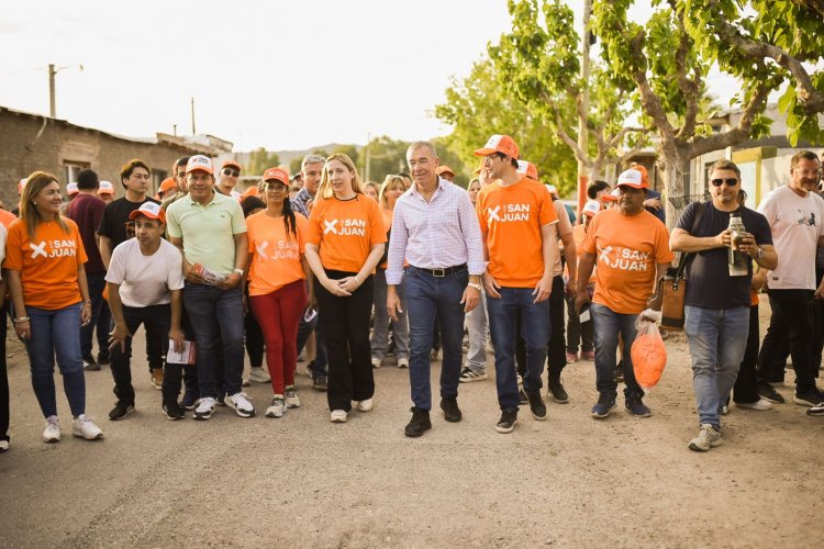 Los candidatos del Frente Por San Juan caminaron junto a vecinos de Chimbas