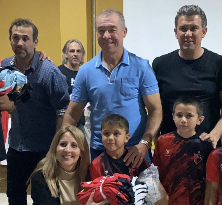 Entrega de camisetas a los participantes del programa Construyendo Valores