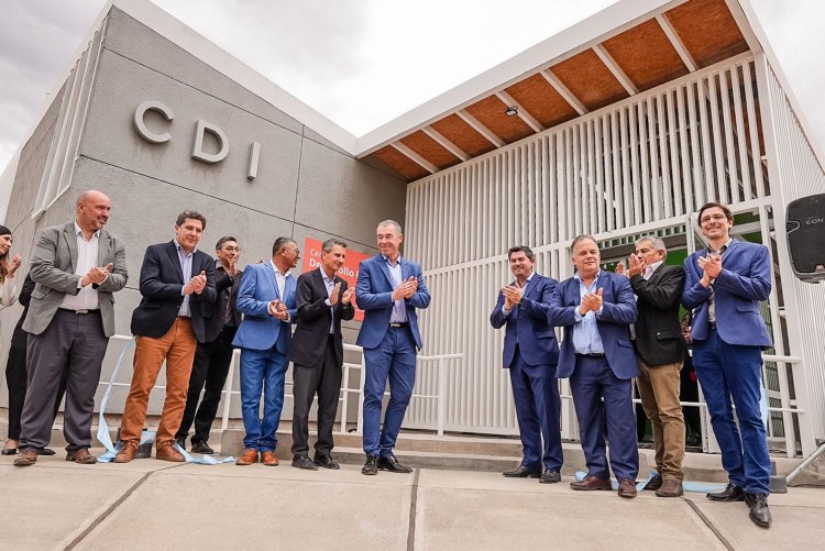 En Valle Fértil: Orrego inauguró obras clave para los vecinos y entregó computadoras a maestros y estudiantes