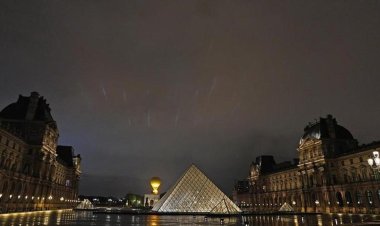 Reabrió el Louvre tres días después del robo de joyas