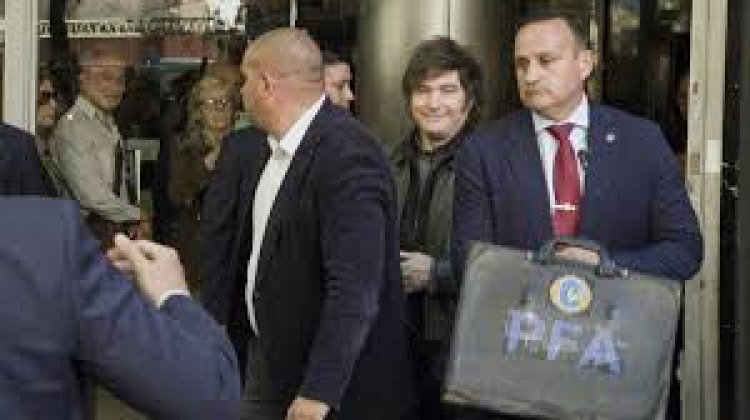 Javier Milei se mostró en el microcentro porteño y fue abucheado por los vecinos