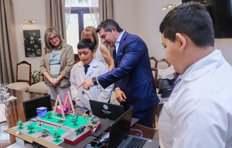 Orrego recibió a los alumnos sanjuaninos ganadores del primer premio nacional de robótica