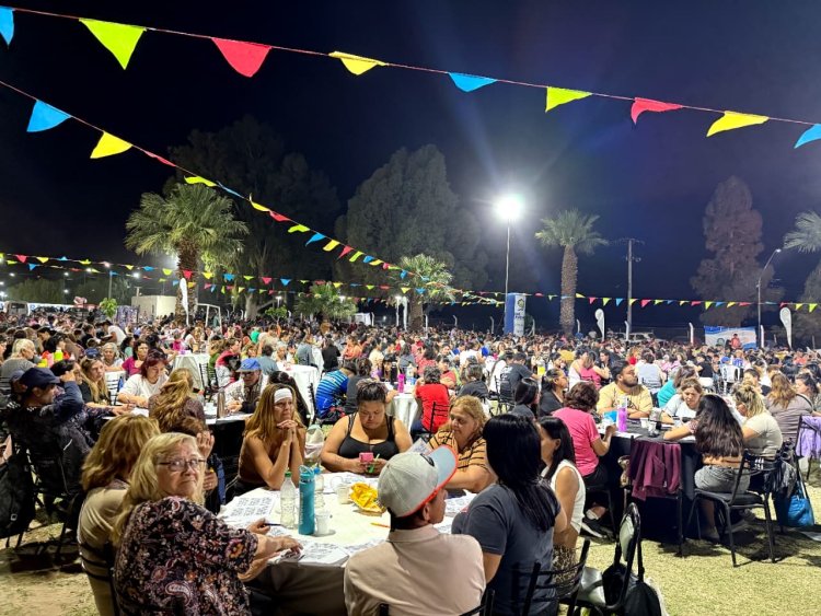 Cerca de 3.000 mamás celebraron el Día de la Madre en el Polideportivo de Las Chacritas