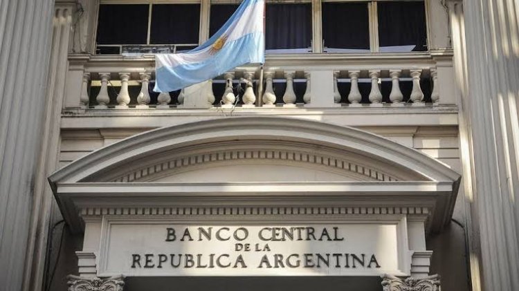 Aseguran que cuatro bancos asistirían a Javier Milei con otros 20 mil millones de dólares