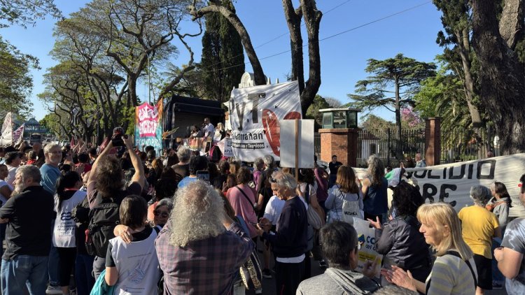 Trabajadores del Garrahan marcharon a la Quinta de Olivos en reclamo por la Ley de Emergencia Pediátrica