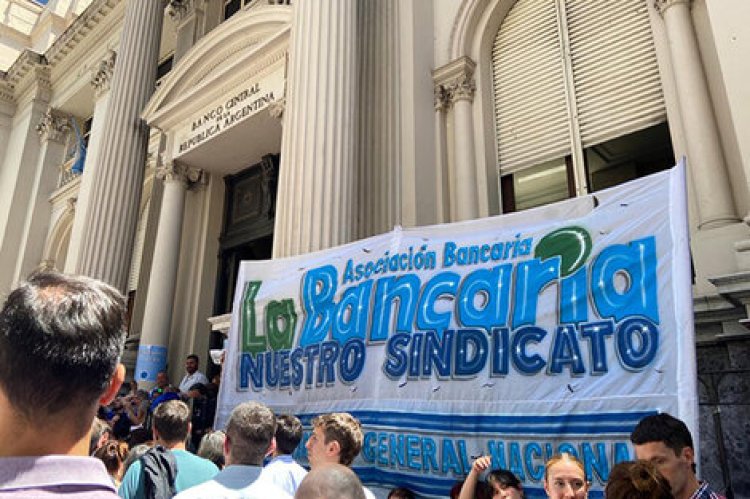 Bancarios actualizaron sus salarios y le ganaron a la inflación: a cuánto asciende el básico