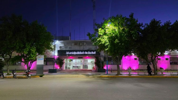 El edificio municipal de Jáchal se iluminó de rosa en apoyo a la lucha contra el cáncer de mama