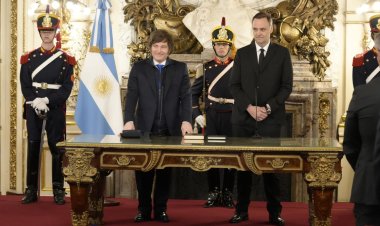 Javier Milei le tomó juramento a Manuel Adorni, quien asumió la Jefatura de Gabinete