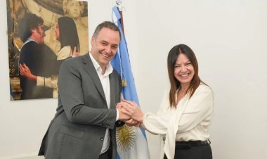 Manuel Adorni se reúne mano a mano con ministros