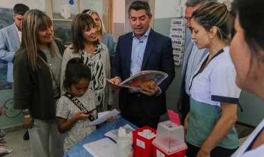 El gobernador Orrego entregó anteojos a más de 2800 personas y recorrió un nuevo operativo de San Juan Cerca