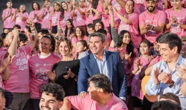 Orrego presenció el ensayo del show central de la FNS y entregó remeras a los artistas