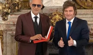 Andrea Bocelli fue condecorado por Javier Milei en el Salón Blanco de la Casa Rosada